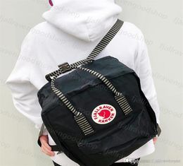 Arrivée populaire Arrivée Black Striped Backpack Unisex Schoolbag Bag de grande capacité Bag d'ordinateur portable pliable Outlet1512171