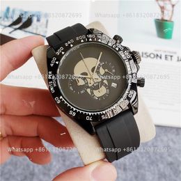 Relojes populares Hombres Calavera esqueleto Calendario estilo Multifunción Banda de goma Reloj de pulsera de cuarzo 3 Esferas pequeñas Puede funcionar RO 90