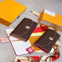 A bolsa carteira feminina popular é elegante e prática com acabamento em couro rosa e decoração delicada com flores 235x