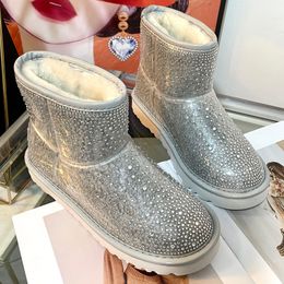 Populaire dames wintersneeuwschoenen met puntdiamantdecoraties op de schoentop om merk charme modieuze winterkaart en warmtebescherming te tonen beroemde korte laars