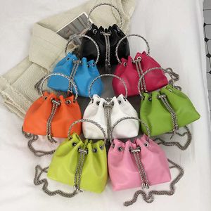 Bolso de cubo portátil Bolsos de noche para mujer Bolso de cadena de moda de moda Bolso cruzado versátil de gama alta y extranjero 230815