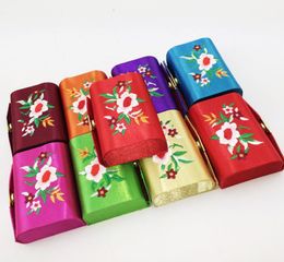 Boîte cadeau de bijoux brodés portables Petites boîtes de stockage de miroir de voyage chinois Brocade de soie double tubes à lèvres Craft Emballage 8446442