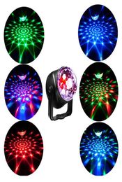 La scène laser portable LED allume le mode RVB à sept modes d'éclairage de Noël Mini DJ Laser avec télécommande pour lampe de projecteur de club de fête 6238525