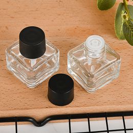 Bouteille de parfum en verre épais de bouteille en verre carrée vide portative de voyage avec le chapeau noir