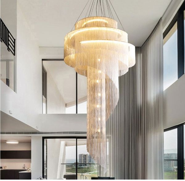 Bâtiment duplex post-moderne grand lustre vide salon villa gland doré escalier en colimaçon lumière