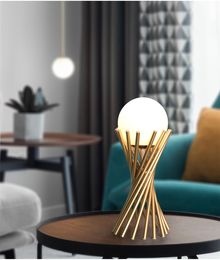 Postmodern Luxe Gold Torch Glas Bal Tafellamp Art Deco Slaapkamer Bedlampjes Kantoor Studie Bureau LED-Stedende Licht Armatuur