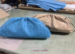 Sac de poche de créateurs de sacs à main pour femmes sacs d'embrayage Sac nuage tissé 2022 Nouvelles couleurs complètes boulettes à la mode Single9010659