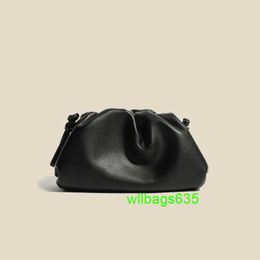 Bolsas de tela de bolsa Bottegvvenet Trusted Luxury Bag Cuero 2024 Xiao Bao Wang Hong Yang Qi Bolsa de nube Hand Cloud Cabeza sólida Piel de piel suave Fold tiene logotipo hb62kt