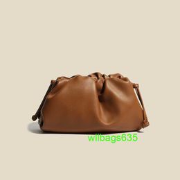 Bolsas de tela de bolsa Bottegvvenet Trusted Luxury Bolle Leather 2024 Xiao Bao Wang Hong Yang Qi Hand Hold Cloud Bag Cachor Cabeza de color sólido Piel suave Fold tiene logotipo HBCZW2