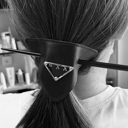 PRA Leren haarclip luxe omgekeerde driehoek logo lederen clip hoofddeksels gepersonaliseerde haarclip voor dames internet beroemdheid haarspeld haaraccessoire