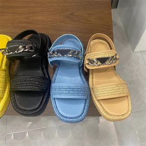 Prad Sandalias de diseñador Zapatillas de suela gruesa Marca de lujo para mujer Triángulo Hierba tejida Plataforma de microetiqueta Rafias Chanclas Piscina al aire libre Zapatos de playa