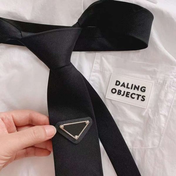 Prad Necktie Luxurys Designer Diseñador para hombre Corbatas Moda Cuero Cuello Corbata Arco para hombres Damas Patrón Cartas Corbatas Piel Color Sólido Corbatas 4 colores