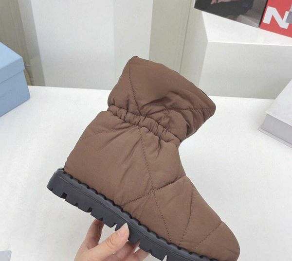 Zapatos Pradity Botas de marca Diseño de vestido de diseñador e impermeable de invierno Tela cálida Botas de tierra de algodón Estilo de pareja para mujer