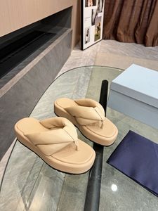 Prado Fashion Designer Sandals Chaussures de plate-forme en cuir de qualité supérieure Slippers Femmes Slide Classic and Bread Cross Slipers Summer SDDGD