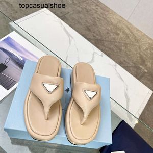 Pradoity Sandalias inferiores Cuero plano suave Adorno de metal Diseñador Modelo de fábrica Cinta