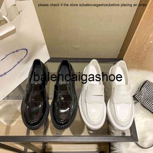 Pradshoes Style britannique One Prades Foot Womens Single Shoe Muffin Small Leather Shoes Même mode