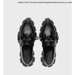 Pradshoes Design Prades marque Italie Femmes Loafer Chaussures en cuir monolithes Brackés Triangle Black Casual Coss Platform Plateforme Round Toe