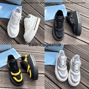 Pradshoes Sneakers Designer Prades Macro Re-Nylon Casual Chores Men Femmes Plateforme Sneaker Cuir brillant Recyclé Nylon Trainers