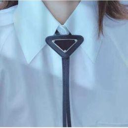 pravda corbata de diseñador corbata de moda P Triángulo invertido Clásico Lujo Negocios Bufanda corbata negra corbata de diseñador de seda Corbatas Fiesta Boda Hombres Mujeres Corbatas de traje geométricas