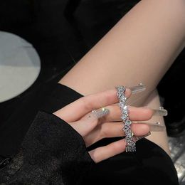 Bracelet de zircon diamant étincelant premium et exquis pour les femmes avec une ouverture ajustée Luxury et luxe luxe luxury