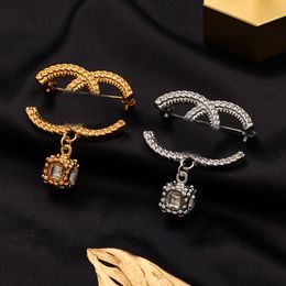 Broches en argent doré de styliste Premium, bijoux à la mode pour filles, accessoires avec sceau en acier, cadeau de famille pour amoureux avec boîte