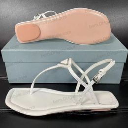 Sandalias de chanclas simples de moda premium para mujer, sandalias con correa de hebilla plana de cuero de verano para mujer, 2 colores EU35-41