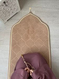 Prière de luxe de luxe de qualité supérieure Carpette Matflannel pour la prière islamique Muslim Rugramadan Eid Gift 240419