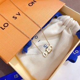 Colliers de bijoux de style haut de gamme Collier de luxe pour femmes Collier exquis plaqué or 18 carats Longue chaîne Classique Accessoires de marque populaire306P