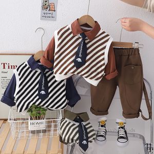 Preppy stijl peuter kinderkleding sets kleine jongens cartoo geprinte stropdas revers revers shirt streep sweater vest broek 3 stcs 2024 lente childre outfits z7035