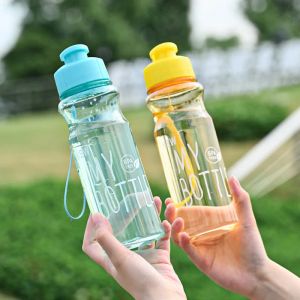 Type de presse Transparent Bouteille d'eau potable 550 ml Plastique Portable Sport Cup pour école Gym Voyage Girl Girl portant des outils de cuisine de corde