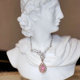 Mooie 18k witgouden ketting met onregelmatige waterdruppel roze diamanten vol diamanten ingelegd met sprankelend licht