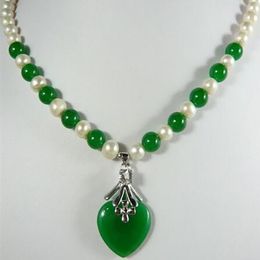 Jolie collier de pendentif coeur de jade vert blanc mélangé de 7 à 8 mm.