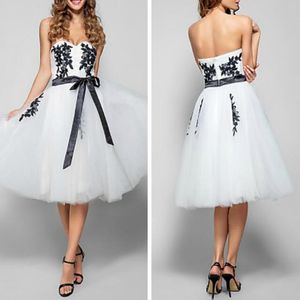 Mooie baljurk sweetheart halslijn knielengte tule cocktail party bruidsmeisje jurk met zwarte applicaties