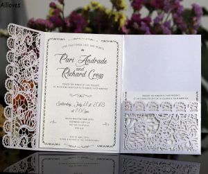 Mooie kanten Hollow Out Wedding Uitnodigingen Kaarten Aangepaste Laser Cut Vintage Bridal Shower Decor Gift Business Wens Card Kits Evenement ZZ