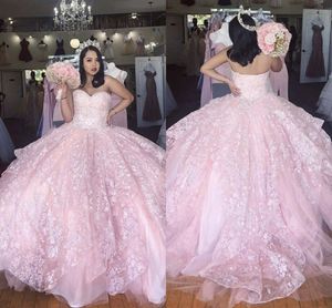Mooie licht roze kant quinceanera jurk strapless ruches baljurk rok tiered kralen corset back lace-up prom lieve 15 jurk 16 meisjes