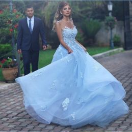 Vrij lichte hemel blauw een lijn trouwjurken applique kant bandjes bruid jurk illusion o-hals backless lange Arabische tuin bruidsjurken