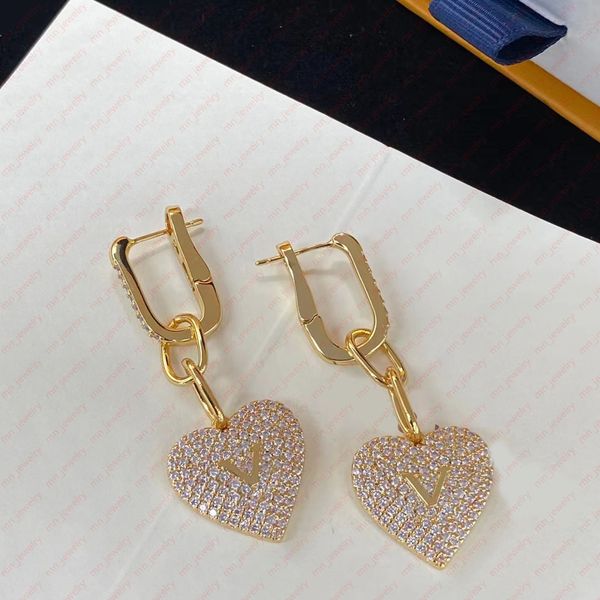 Boucles d'oreilles de luxe en forme de cœur pêche perceuse à eau Pretty's. L'aiguille en argent 925 ne blesse pas les bijoux de l'oreille. Boucles d'oreilles design en cuivre doré 18 carats.