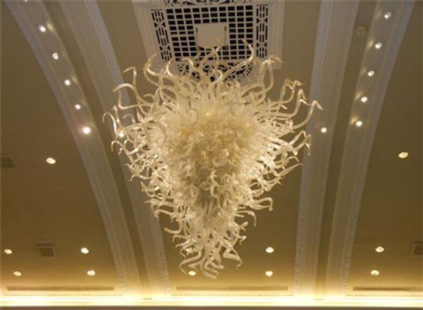 Lámparas colgantes Venta al por mayor Hermoso color Murano Decoración de techo alto Vidrio soplado LED Lámpara de araña de cristal moderna para el vestíbulo del hotel