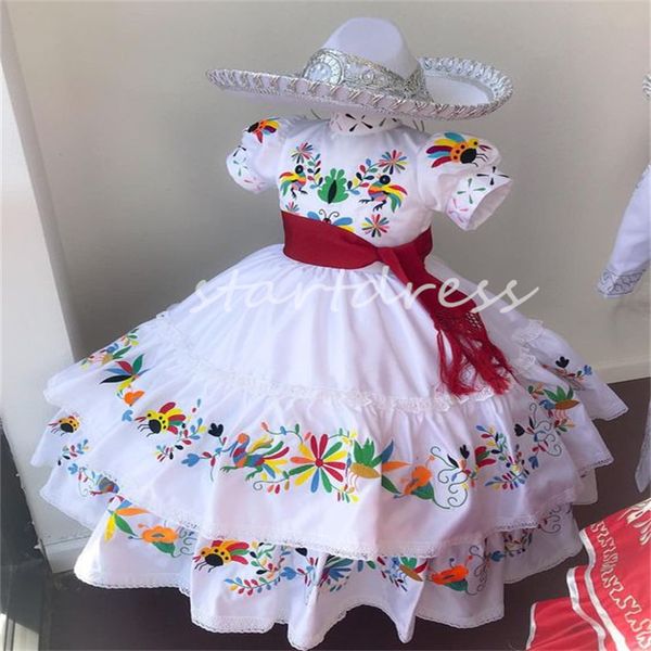 Princesa Charro Vestidos para niñas de flores mexicanas 2024 O Cuello Manga corta Bordado colorido Vestido de novia para niños Caramuza Vestido para niños pequeños con fajín rojo Lujo