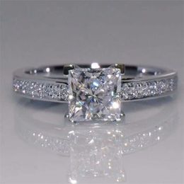 Princess Cut 0 6CT Lab Diamond Ring Real 925 STERLING SILGEMENT COMMANDE BALLES DE MEADUX POUR FEMMES BIELLISSE DE CHARME BRIDAL 235G