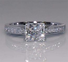 Princess Cut 06ct Lab Diamond Ring Real 925 STERLING Silver Engagement Bands de mariage pour femmes Bijoux de fête de création de mariée8512440