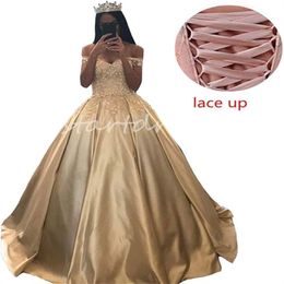 Princesse Or Quinceanera Robe Avec Des Fleurs 3D 2024 Hors Épaules Satin À Lacets Quinze Une Ligne Satin Robe De Xv Prom Party Doux 16 Para Débutante Rode De Mariage