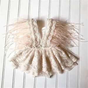 Princess Infant Baby Girls Lace Borduurwerk Romper Jurk Sweet Baby Feathers Fly Mouw Backless White Jumpsuit Summer Romper 240409