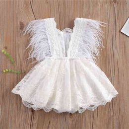 Prinses baby baby meisjes kanten romper 0-24m witte backless jumpsuit mode zomer mouwloze kwastje veer rompertjes 210816
