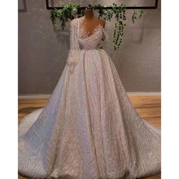 Princesse Luxueuse Robe De Bal Robes De Mariée De Mariée Sexy Col En V Une Manches Longues Dos Nu Dentelle Appliques Paillettes Balayage Étage Volants Robes Satin Sur Mesure Plus La Taille