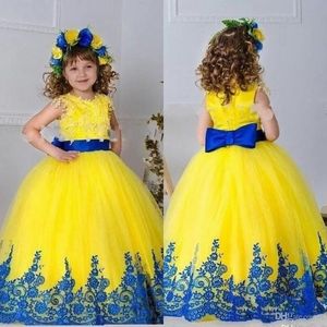 2023 Vestidos de niña de las flores de encaje de tul amarillo para la boda Cuello redondo Sin mangas Apliques negros Sash Bow Vestidos largos para niñas BO9374 GB0920