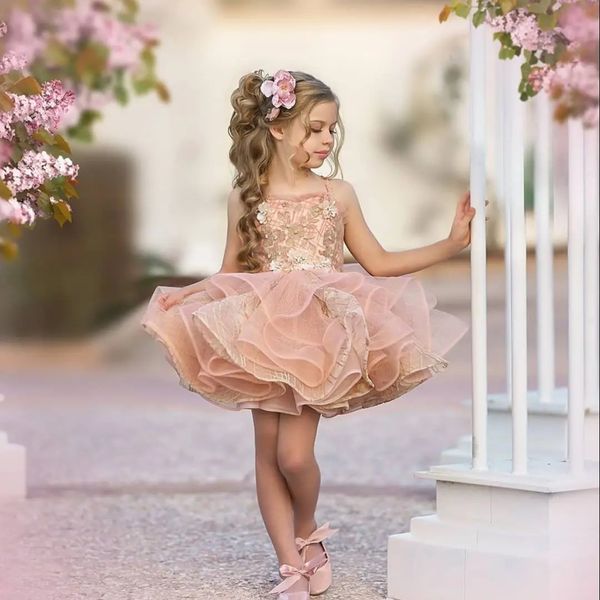 Princesa Vestidos de niña de flores de color rosa Falda tutú Una línea Mini vestidos cortos para desfile de niñas Vestido de fiesta para niños pequeños con cuentas Falda de organza con volantes Correas espaguetis Lindo