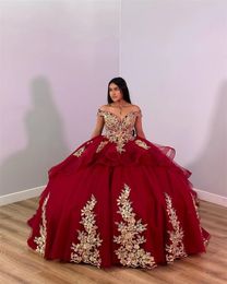 Prinses Red van de schouderbaljurk Quinceanera -jurk voor meisjes kralen gouden appliques verjaardagsfeestjes jurken prom jurken kant