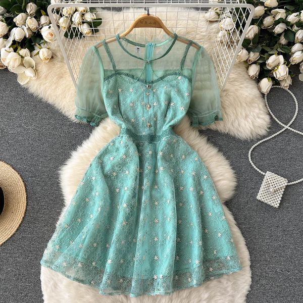 El vestido estilo princesa con mangas de burbujas dulces se puede usar para reducir la edad. La sensación avanzada puede ser una falda hinchada con temperamento de hada dulce pero salada.