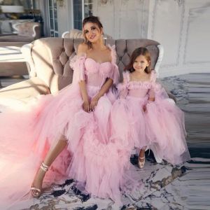 Prinses Sweet Pink Hi Low Ruffled Tule jurken Moeder en dochter geplooide gezwollen lange verjaardagsfeestjesjurk tot fotoshoot